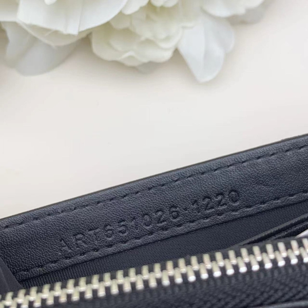 コピーシャネル激安財布着用イメージ